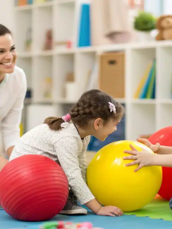 Le rôle du jeu dans la rééducation pédiatrique : apprendre tout en s’amusant